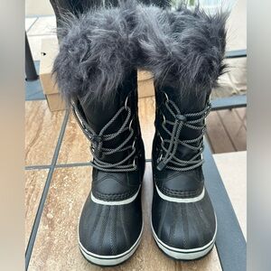 Girls Black Sorel Joan of Arctic Snow boots. VERY Good condition!